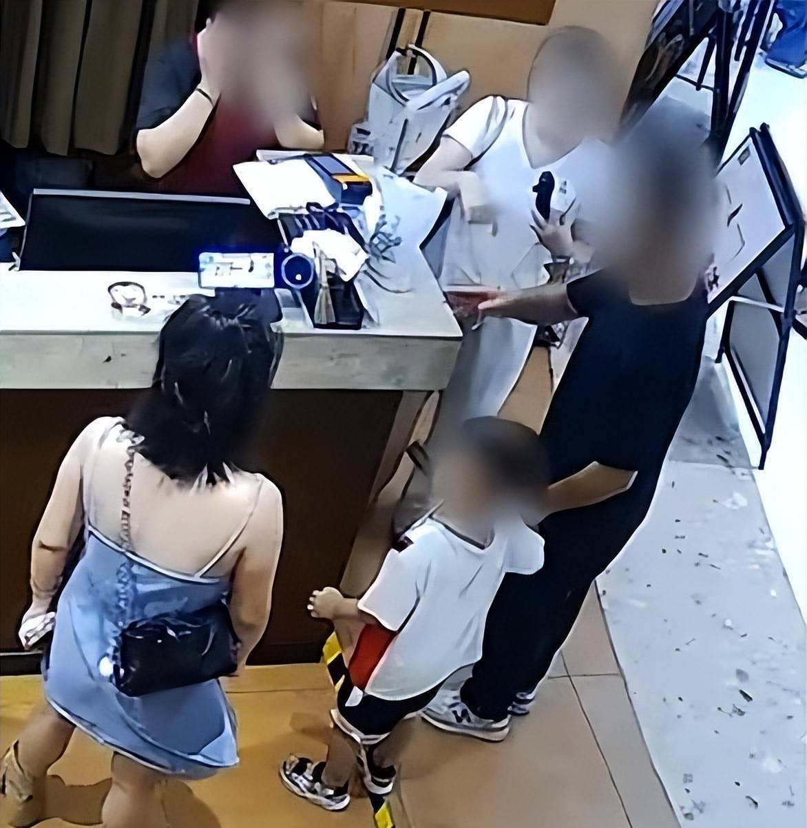 原創摸臀女已徹底社死！賬號被封正臉曝光，過往事主發聲，留學恐無望