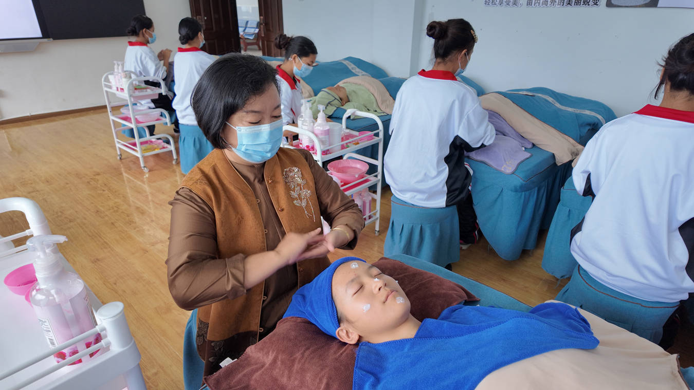 開屏人物｜英語老師考了廚師證、美容證……昌寧職校教師董春芬20餘年匠心育桃李