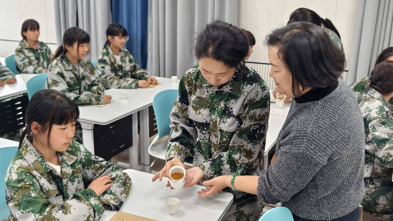 開屏人物｜英語老師考了廚師證、美容證……昌寧職校教師董春芬20餘年匠心育桃李