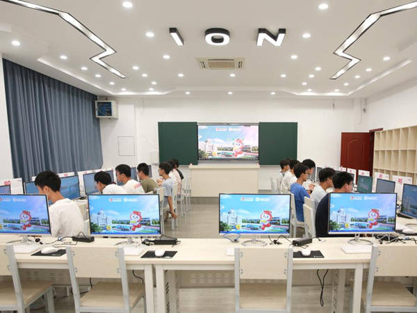 柳州銀行與柳州高階中學共建資訊學拔尖創新人才基地