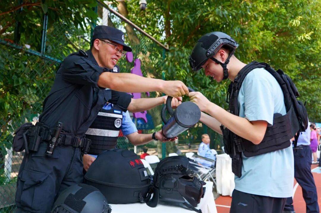 七大警種出動 為大學新生送上安全“大禮包”
