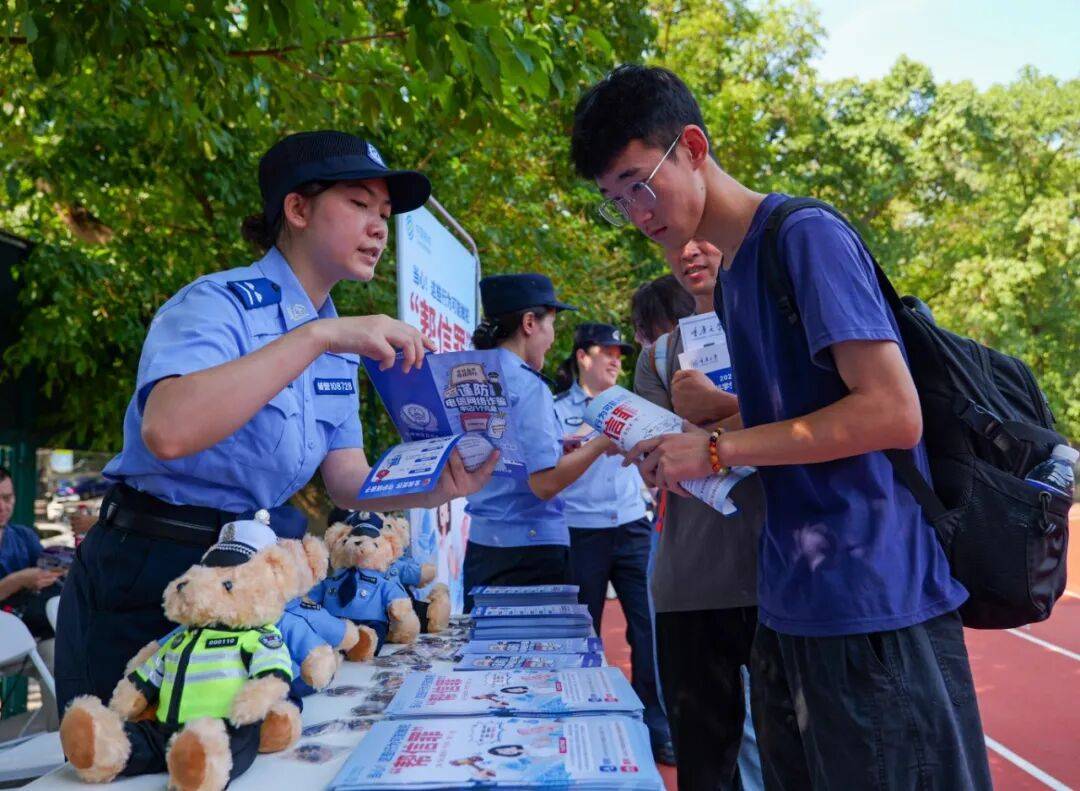 七大警種出動 為大學新生送上安全“大禮包”