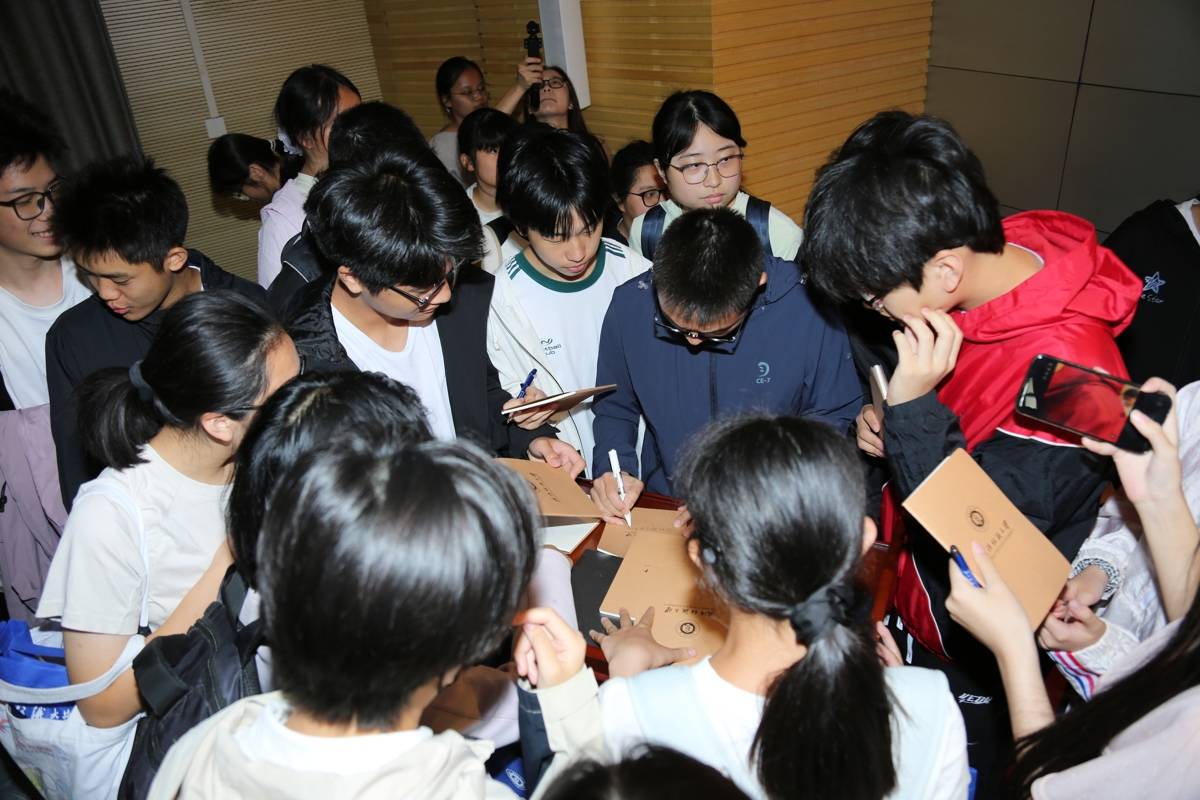 百校千館我來行丨140餘名中學師生走入武漢紡大，開啟紡織科技之旅