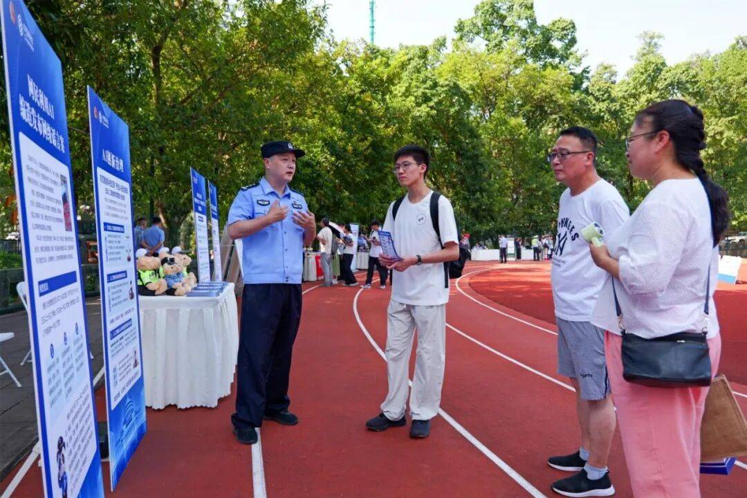 七大警種出動 為大學新生送上安全“大禮包”