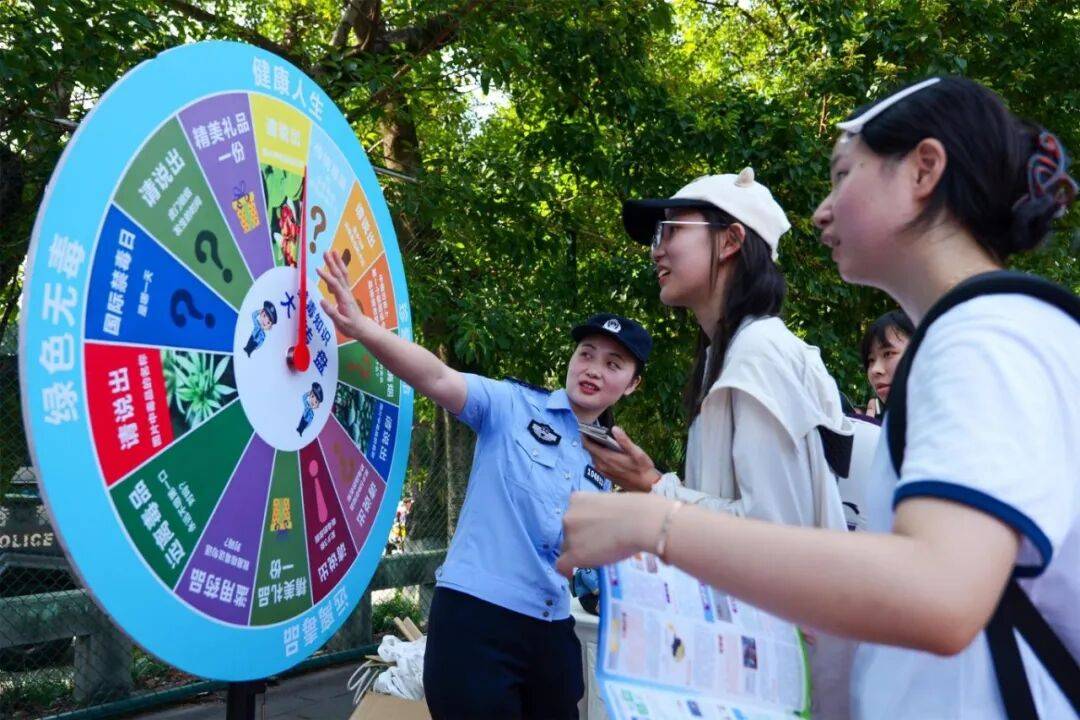 七大警種出動 為大學新生送上安全“大禮包”