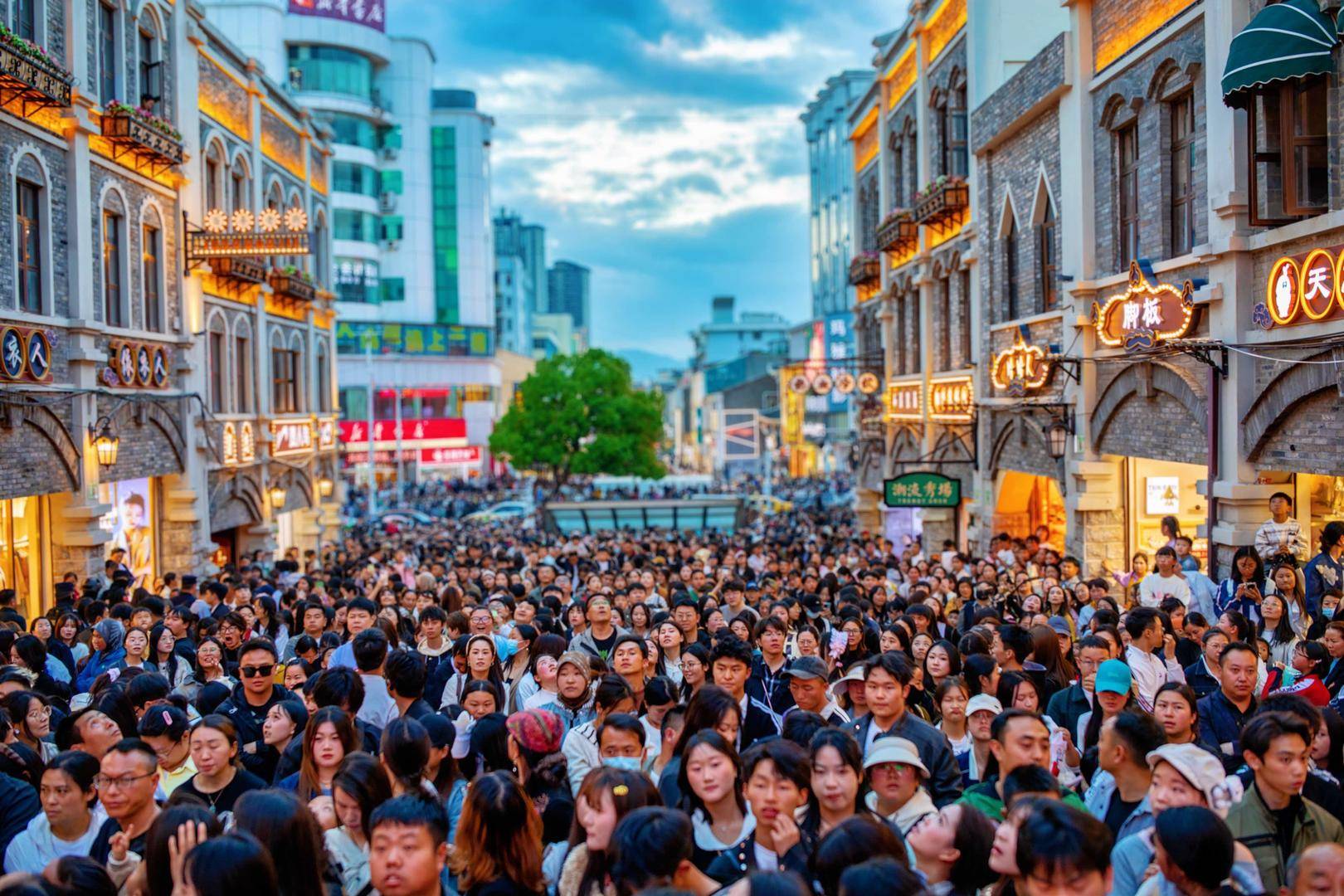 宜賓老人赴昭通避暑遇中介“爽約”，涉70餘人30萬租房款 當地多部門聯動追回