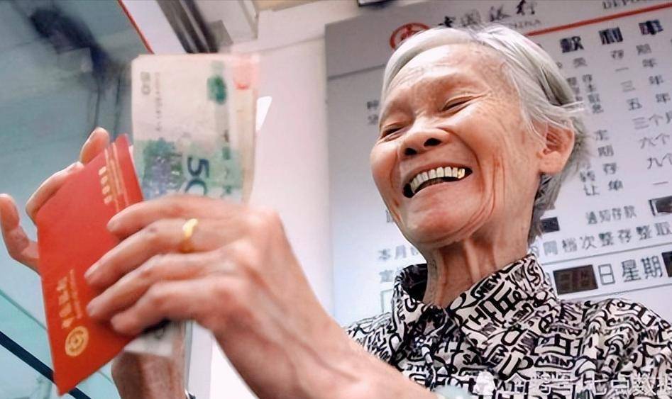 原創偶遇多年前的小學女同桌，聊起養老金我的優越感瞬間消失了