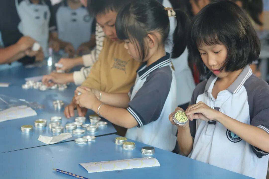 廣東小學生自制薄荷膏寄去邊疆，邊防官兵捎來了份特別的禮物→