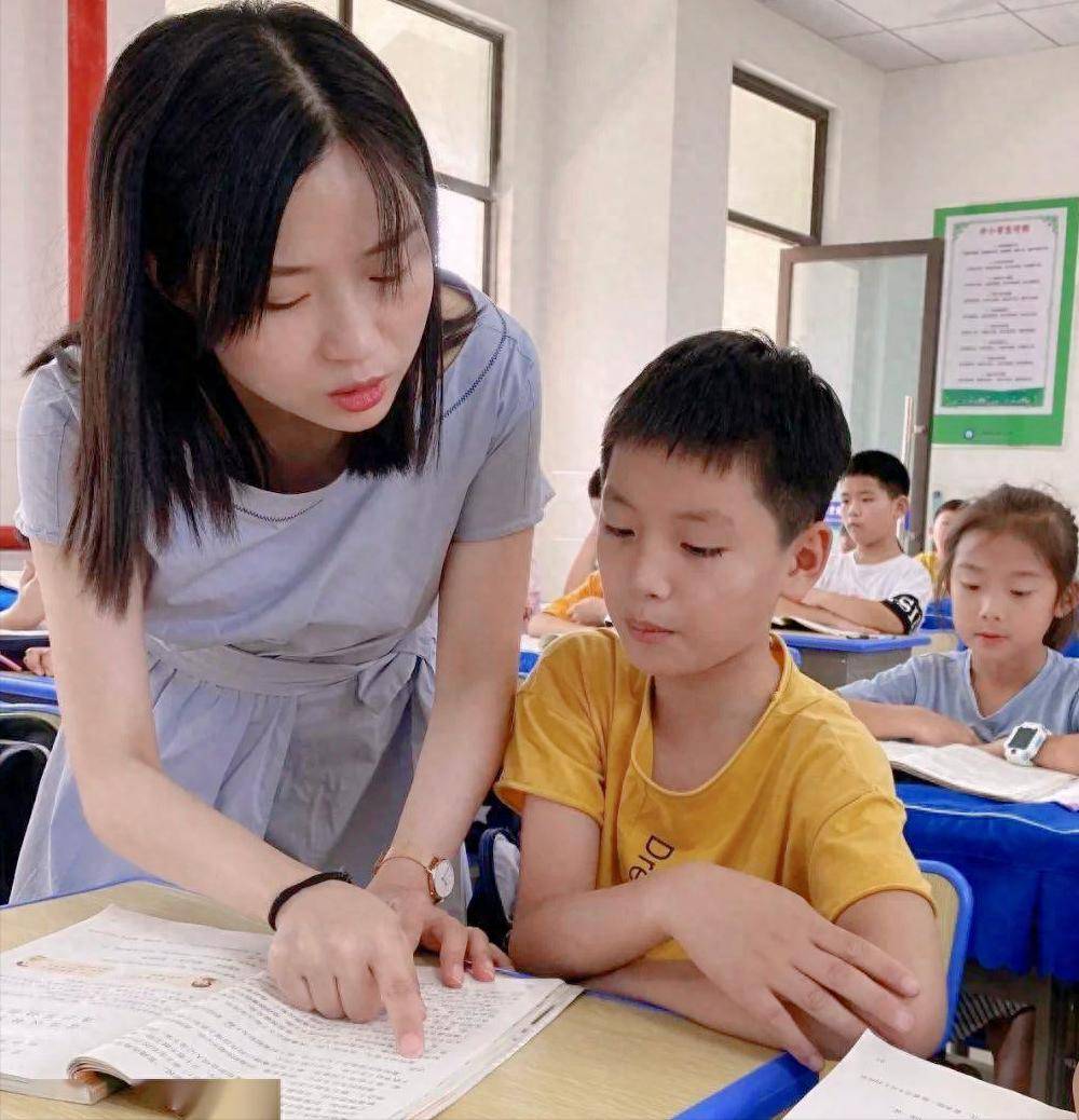 原創偶遇多年前的小學女同桌，聊起養老金我的優越感瞬間消失了