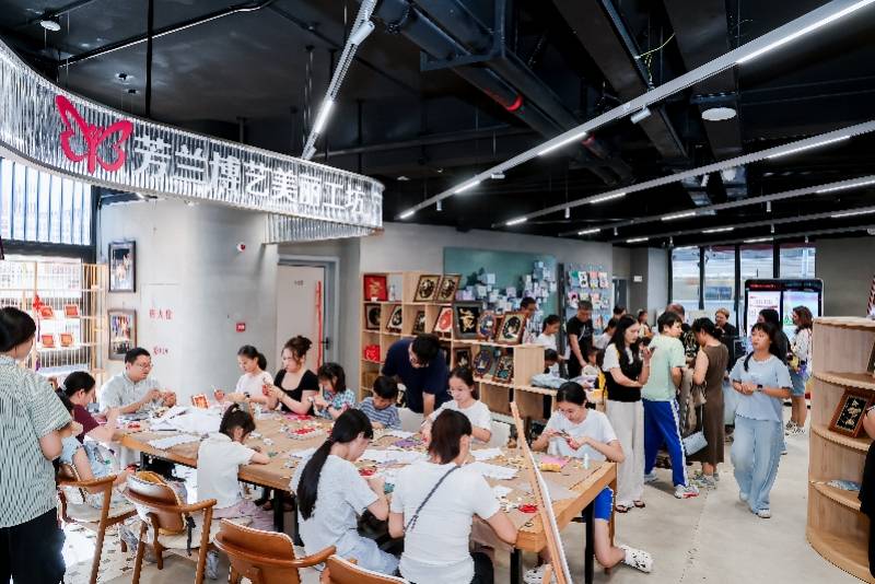 “探知未來科技女性培養計劃”深圳站啟動 科普嘉年華舉行